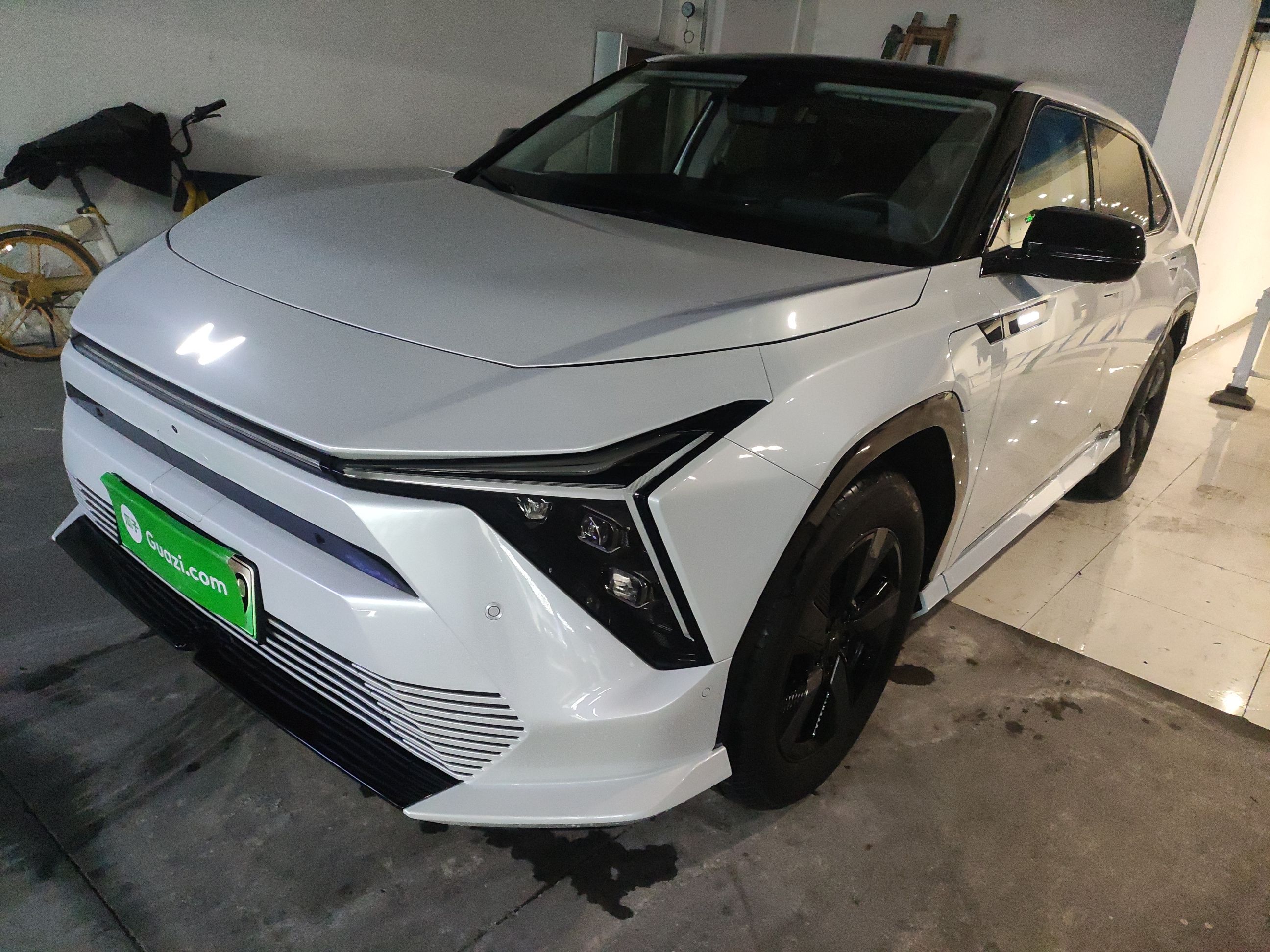 Под передней частью автомобиля