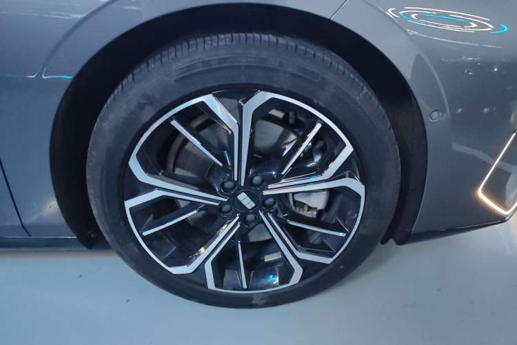 Used Geely Galaxy E8 2025 575 km Exploration Intelligent Driving Edition Right Rear Wheel Hub