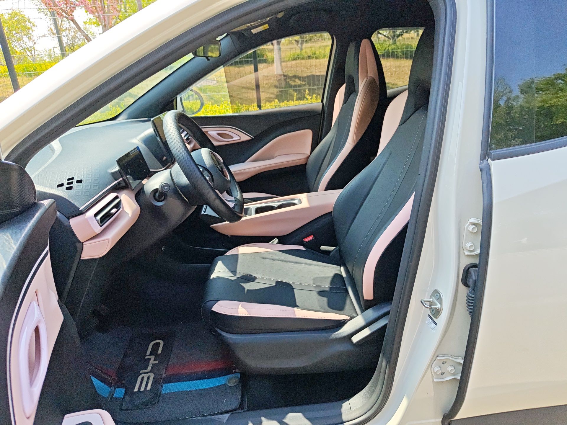 المقاعد الأمامية داخل السيارة