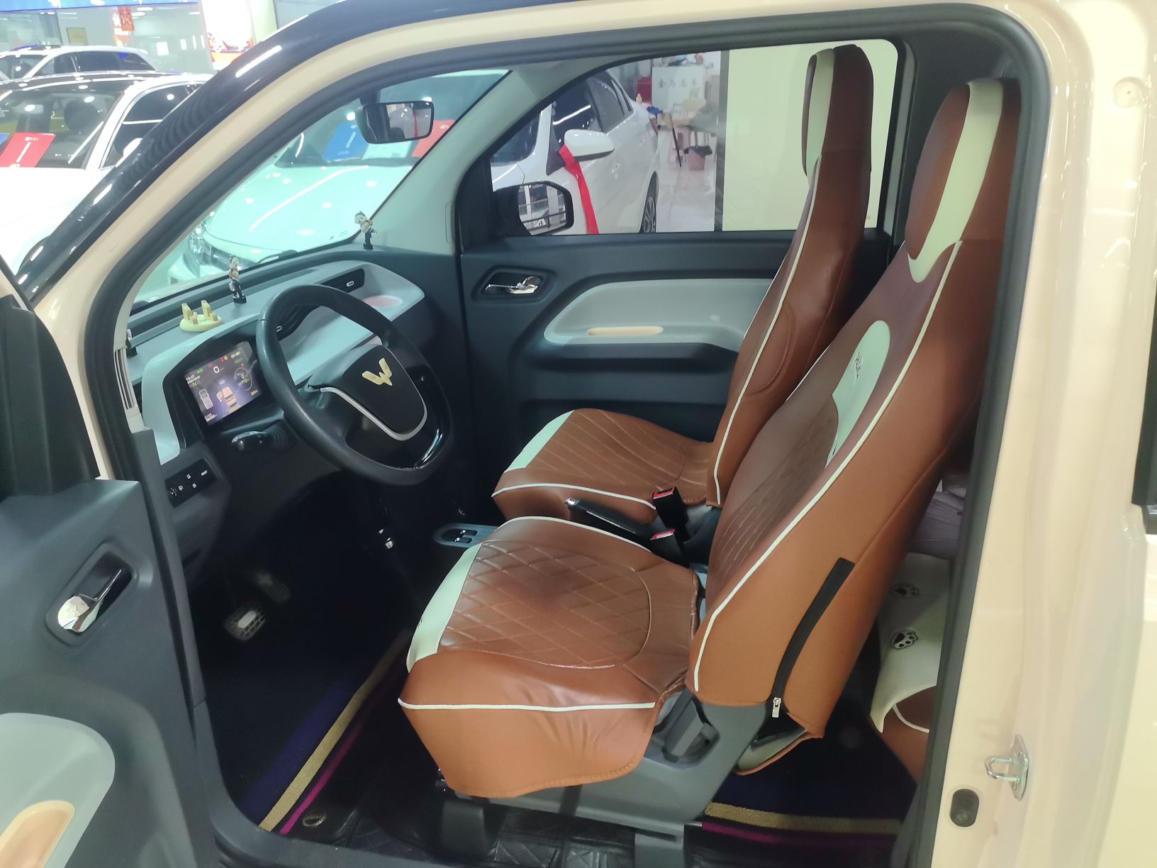 المقاعد الأمامية داخل السيارة