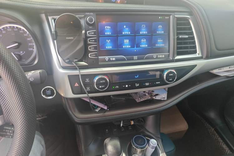 Used Toyota Highlander 2018 2.0T Four-Wheel Drive Luxury Edition 7 Seats China V Emission Standard Audio And AC Panel