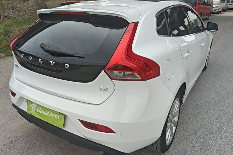 Used Volvo V40 2016 T4 Smart Luxury Edition Rear Right 45 Deg