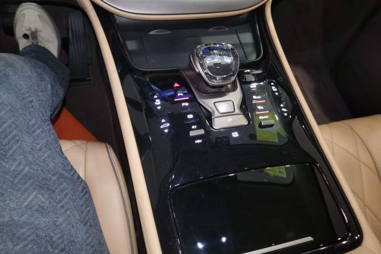 Used Denza D9 2022 DM-i 970 Four-Wheel Drive Flagship Model
