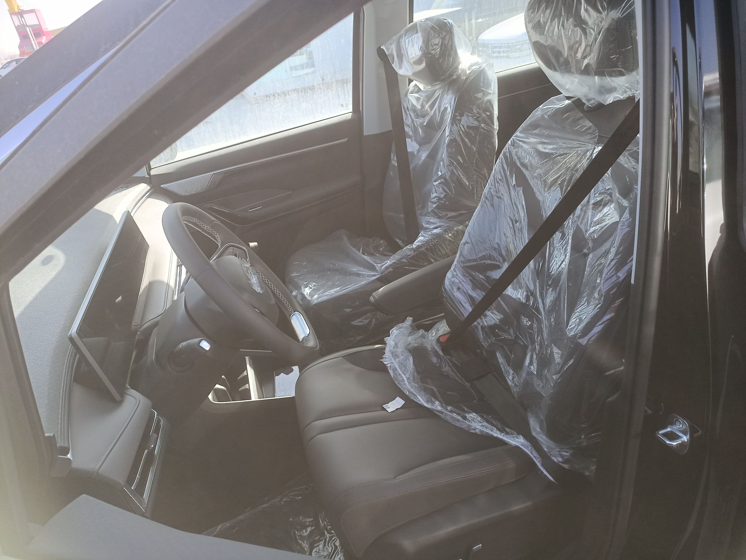 المقاعد الأمامية داخل السيارة