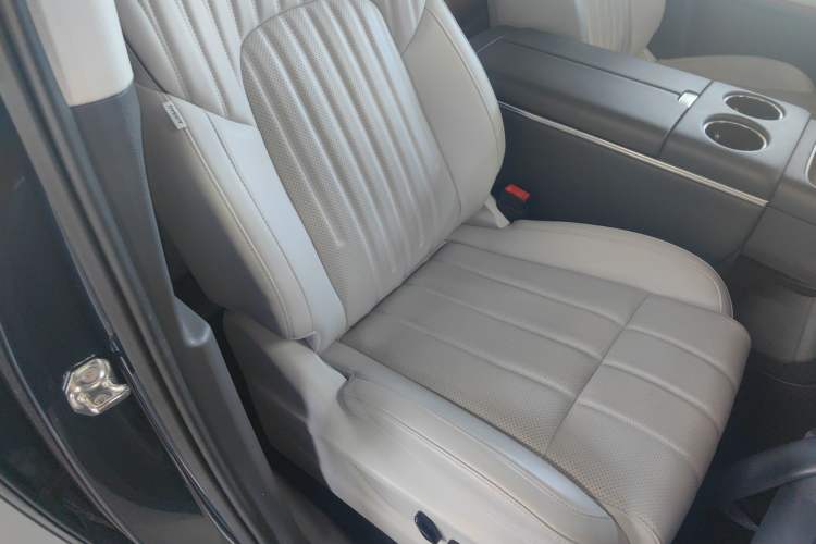 Used VOYAH Dream 2025 PHEV Four-Wheel-Drive Flagship Kunpeng Edition Right Front Seat