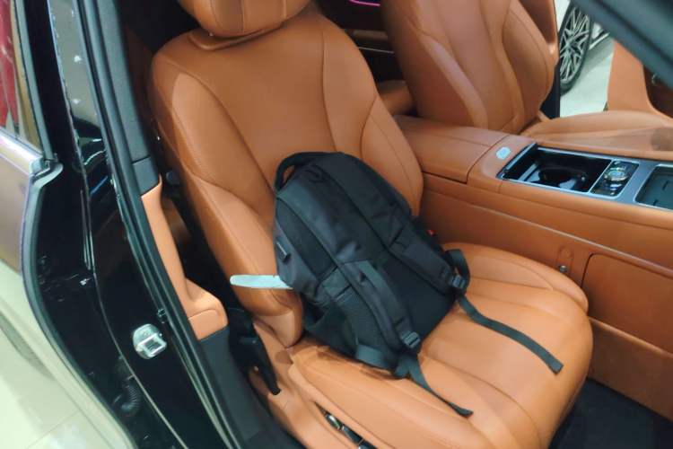 Used Hima AITO M9 2024 Range-Extended Max Edition 42 kWh 6-Seater Version Right Front Seat