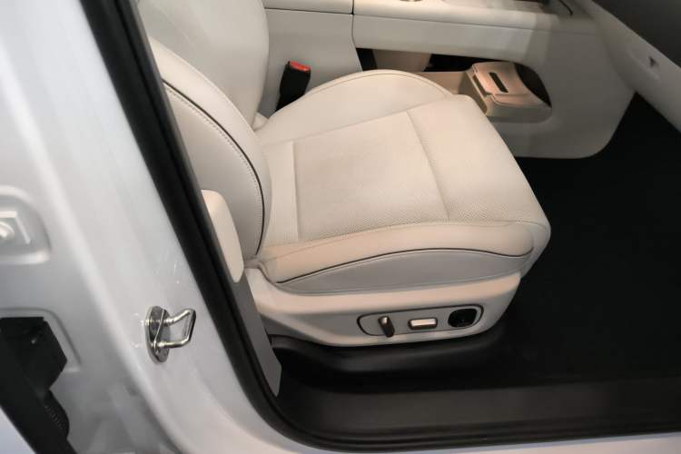 Used Li Auto i6 2025 Model Four-Wheel-Drive Standard Type Right Front Seat