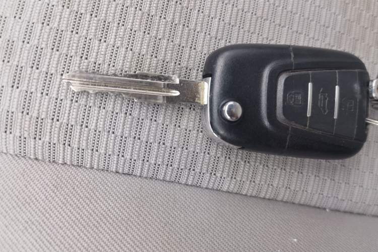 Used SAIC MAXUS Xintu V80 2020 2.5T Manual Classic City Delivery King Short Wheelbase Mid-Roof Design 2/3 Seats