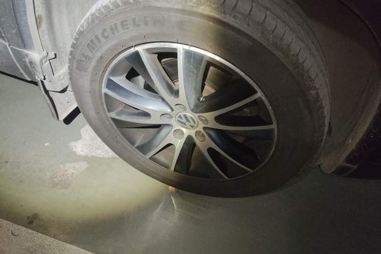 Used Volkswagen Tiguan 2013 1.8 TSI Automatic All-Wheel Drive Luxury Model Right Front Wheel Hub