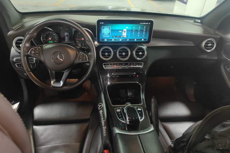 Used Mercedes-Benz GLC 2019 GLC 260 4MATIC Dynamic Edition Center Console