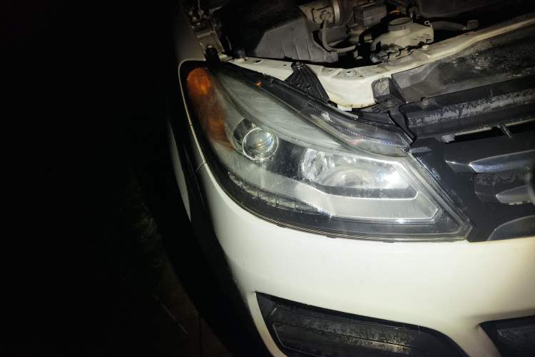 Used JMC Yusheng S350 2013 2.4T Automatic 2WD Diesel Luxury Edition 5 Seats Right Front Headlight