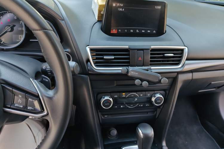 Used Mazda 3 Axela 2017 Hatchback 2.0L Automatic Sport Model China V Emission Standard Audio And AC Panel