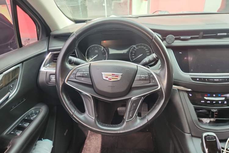 Used Cadillac XT5 2018 25T Luxury Model Steering Wheel