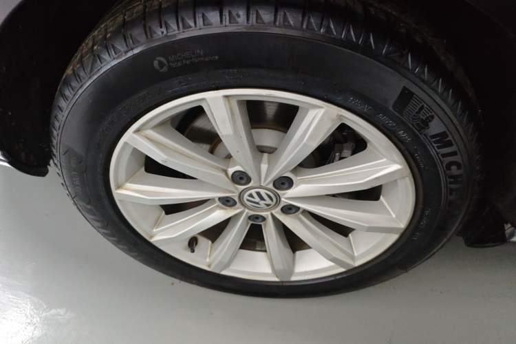 Used Volkswagen Magotan 2019 330TSI DSG Leading Model China VI Standard Right Rear Wheel Hub