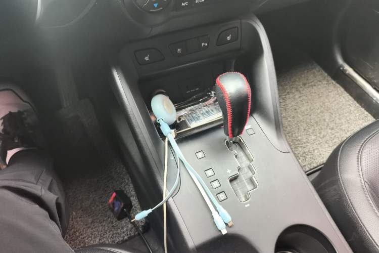 Used Hyundai ix35 2015 2.0L Automatic Two-Wheel Drive Leading Trim China IV Standard
