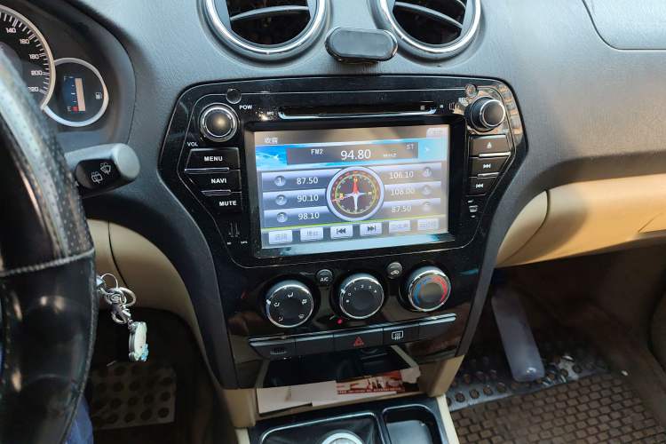 Used JMC Yusheng S350 2011 2.4T Two-Wheel-Drive Luxury 5-Seater Audio And AC Panel