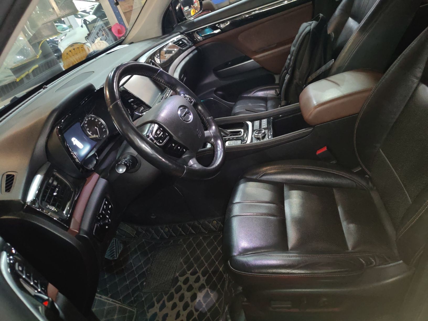 Переднее сиденье в автомобиле