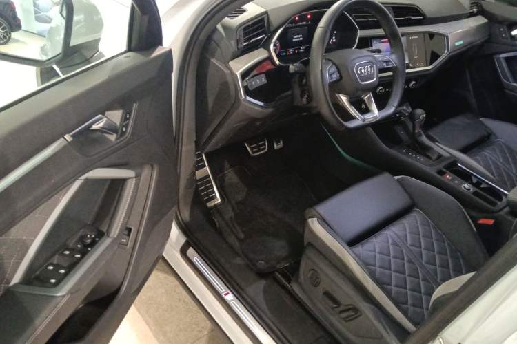 Used Audi Q3 2024 40 TFSI Fashion Dynamic Model
