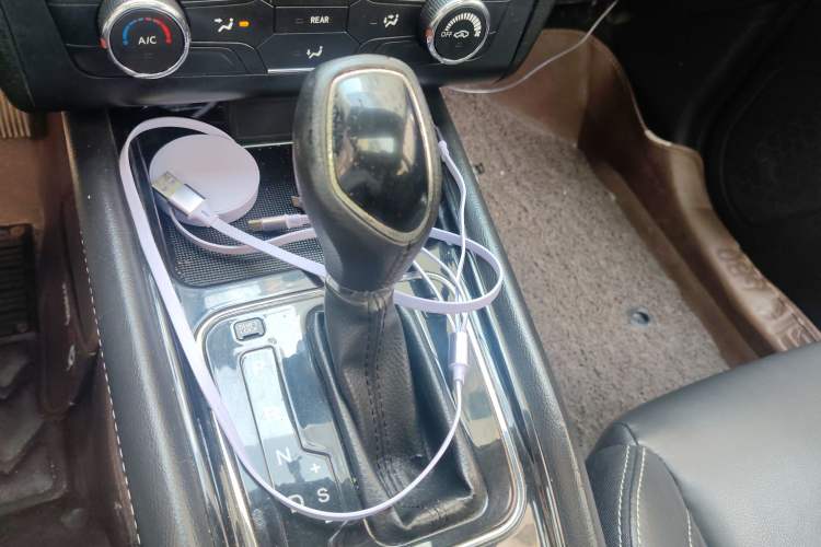 Used Dongfeng Fengon 580 2016 Revised Version 1.5T CVT Comfort Edition Gear Lever