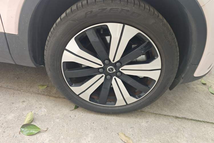 Used Volvo C40 2022 Long-Range PRO Version Right Front Wheel Hub