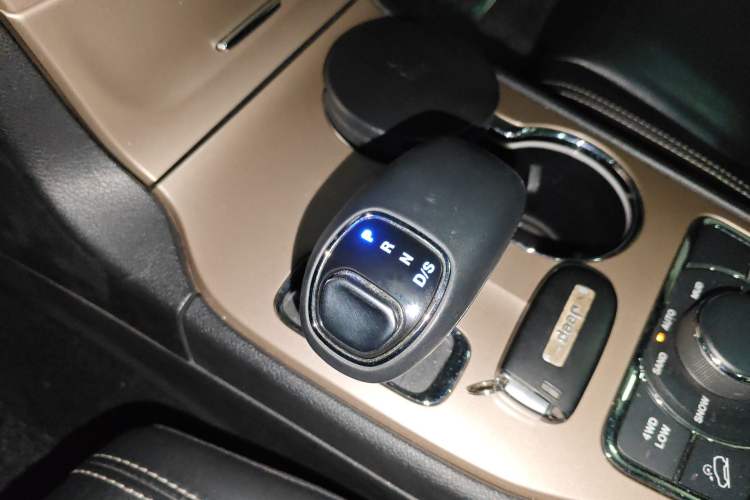 Used Jeep Grand Cherokee 2014 3.0L Comfort Navigation Edition Gear Lever