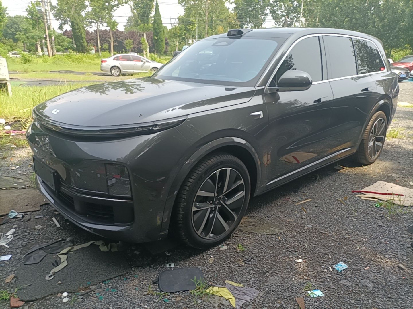 Под передней частью автомобиля