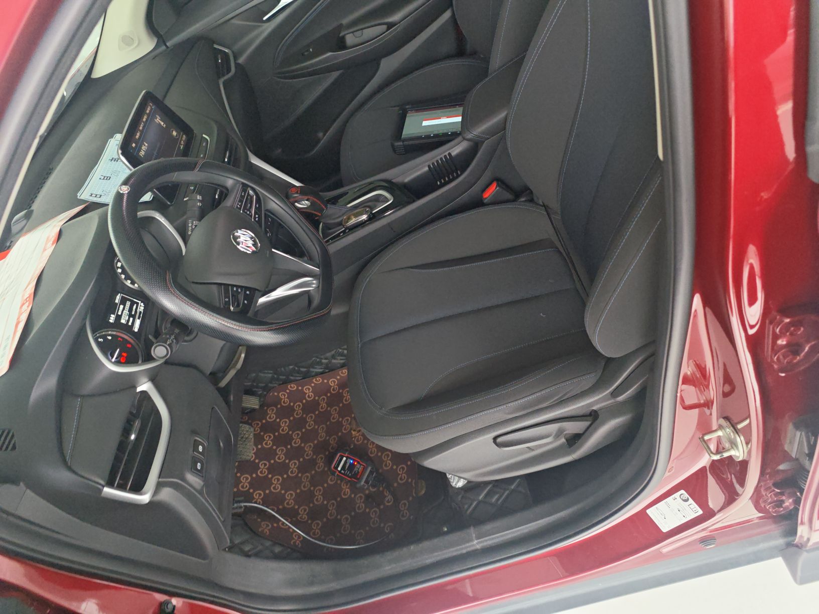 Переднее сиденье в автомобиле