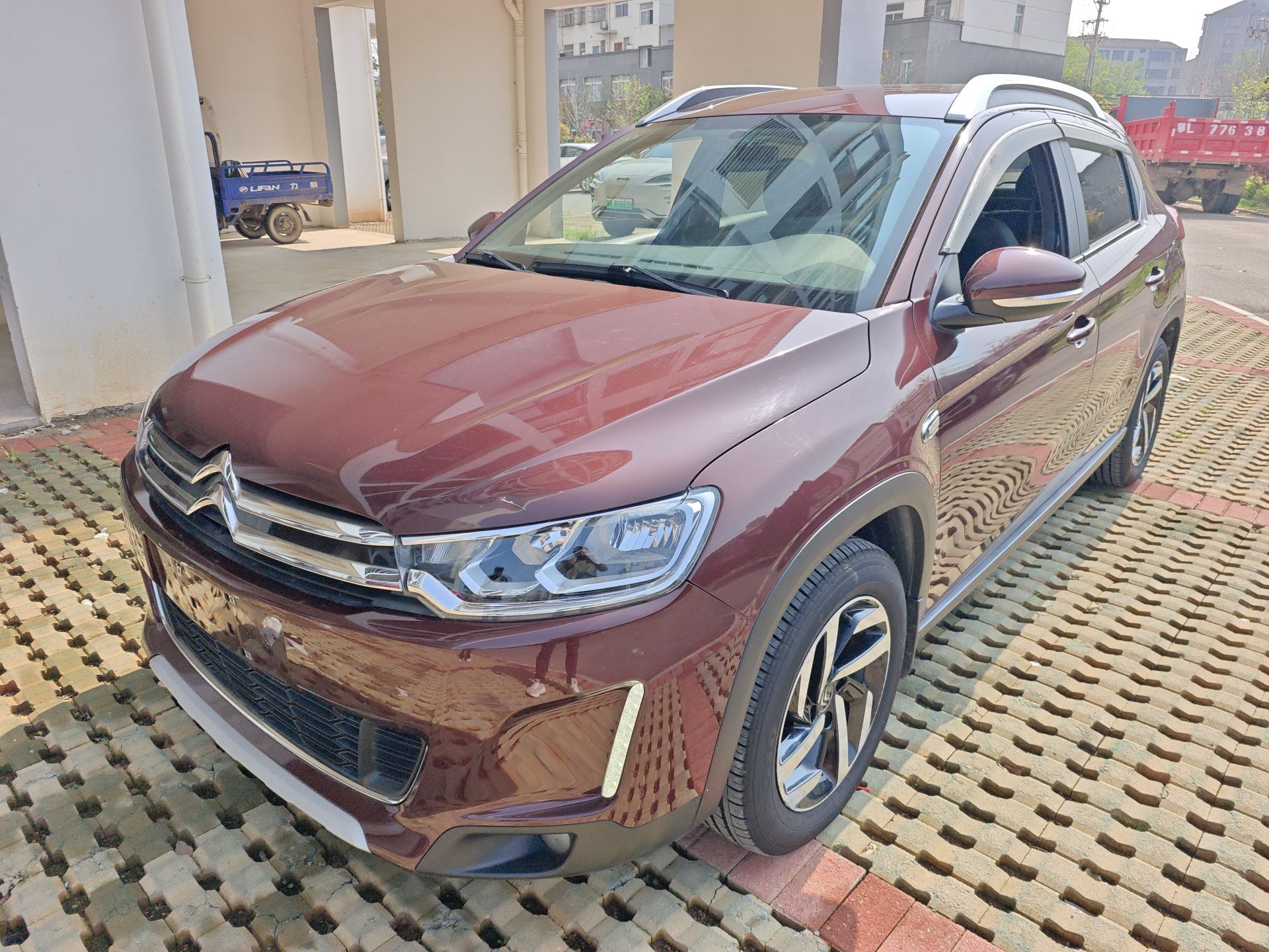 Под передней частью автомобиля