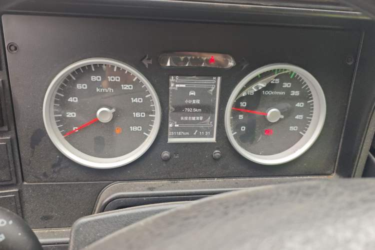 Used Iveco Daily 2021 2.5T V35 2-3 Seater Short Wheelbase Mid-Roof Design Dual Tires Manual Doors
