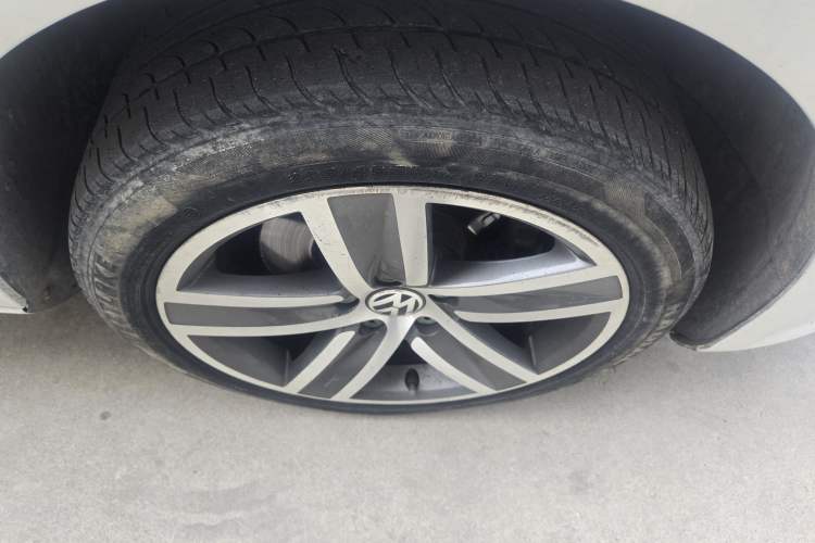 Used Volkswagen FAW-Volkswagen CC 2013 2.0 TSI Luxury Model Right Front Wheel Hub