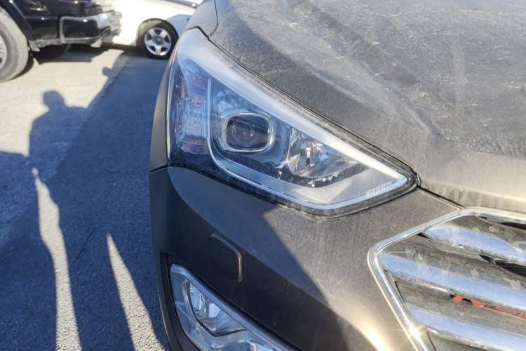Used Hyundai Grand SantaFe 2013 3.0L 7-Seater 4x4 Flagship Edition Right Front Headlight