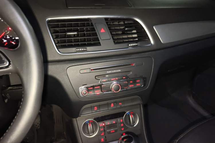 Used Audi Q3 2018 30th Anniversary Edition 30 TFSI Fashion Model Audio And AC Panel