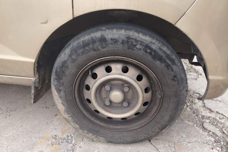 Used Wuling Rongguang S 2021 1.2L Standard Edition Air-Conditioned 7-Seater LSI Right Front Wheel Hub