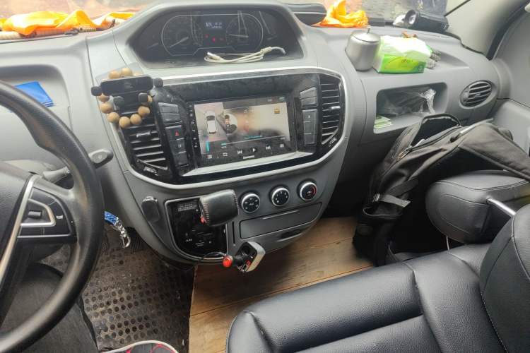 Used SAIC MAXUS Xintu V80 2019 2.5T Classic Model AMT Aoyuntong Long Wheelbase High-Roof 7-Seater