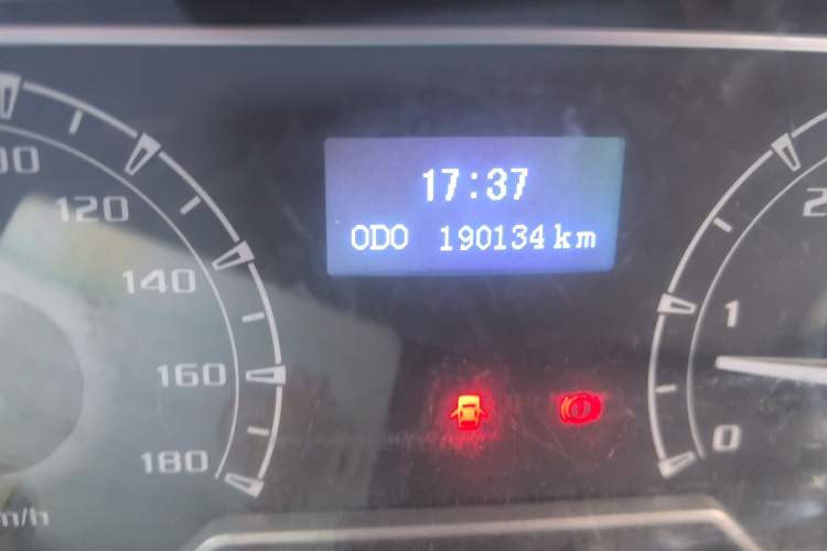 Used SAIC MAXUS Xintu V80 2019 2.5T Classic Edition 6-Speed Manual – Aoyuntong Short Wheelbase Mid-Height Design 5/6 Seats