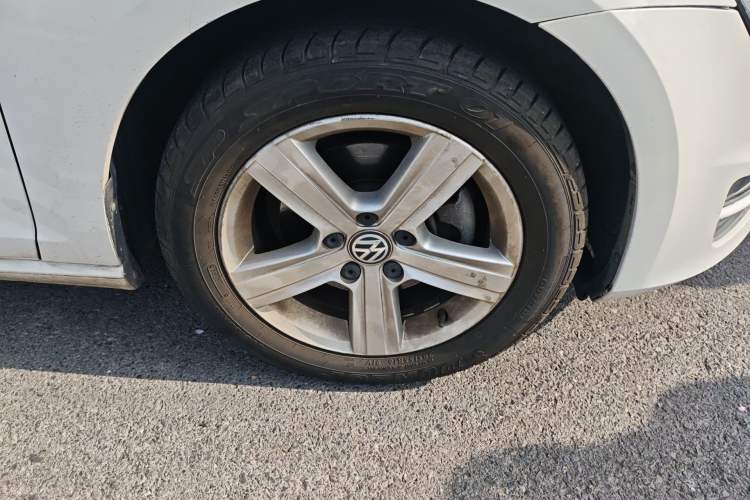 Used Volkswagen Golf 2015 1.6L Automatic Comfort Model Right Front Wheel Hub