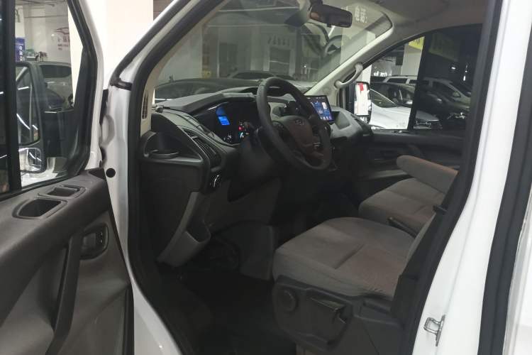 Used Ford Transit 2019 2.0T Gasoline Automatic Multi-Function Commercial Vehicle Short Wheelbase Low Roof 6-Seater China VI Standard