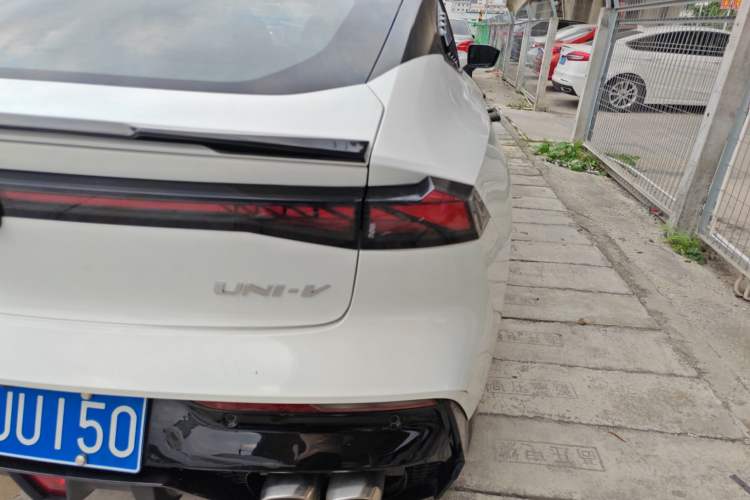 Used CHANGAN UNI-V 2024 1.5T High-Energy Version Exterior 3