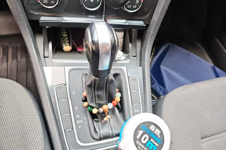 Used Volkswagen Golf 2017 230TSI Automatic Comfort Edition – Celebrating Milestone of One Million Units Gear Lever