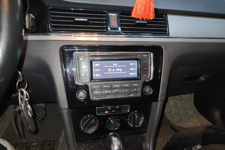 Used Volkswagen Bora 2015 Value Edition 1.6L Automatic Comfort Version Audio And AC Panel