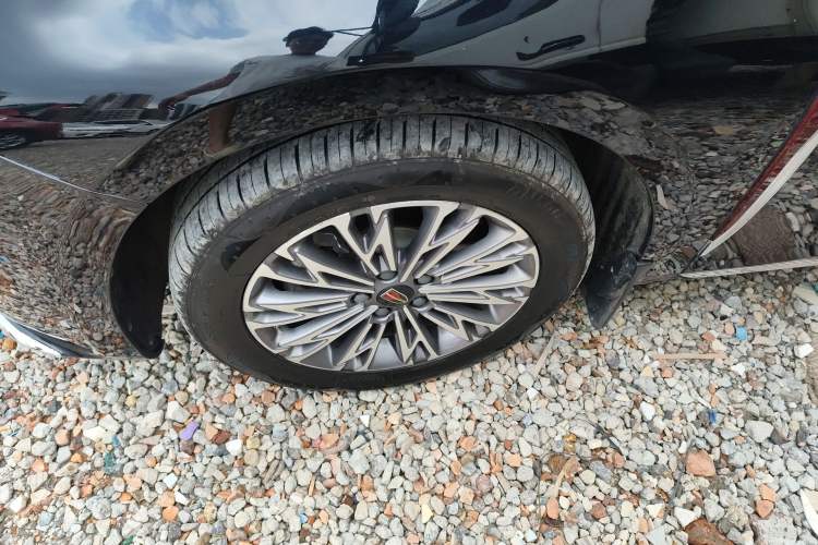 Used Hongqi H5 2023 2.0T Automatic Smart Connect Flagship Edition Left Front Wheel Hub