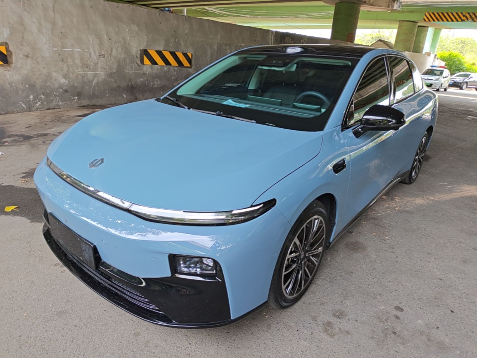 Под передней частью автомобиля