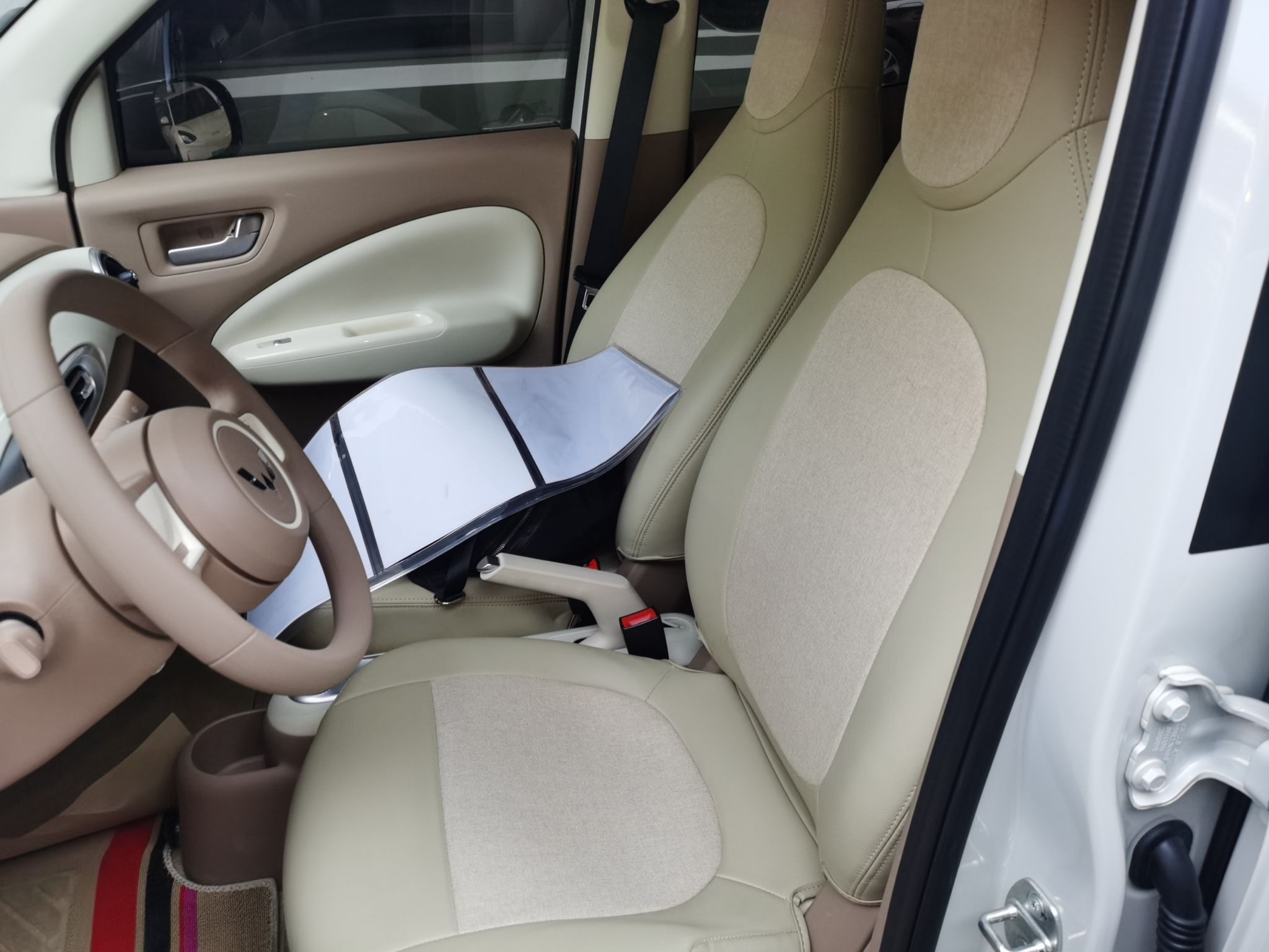 المقاعد الأمامية داخل السيارة