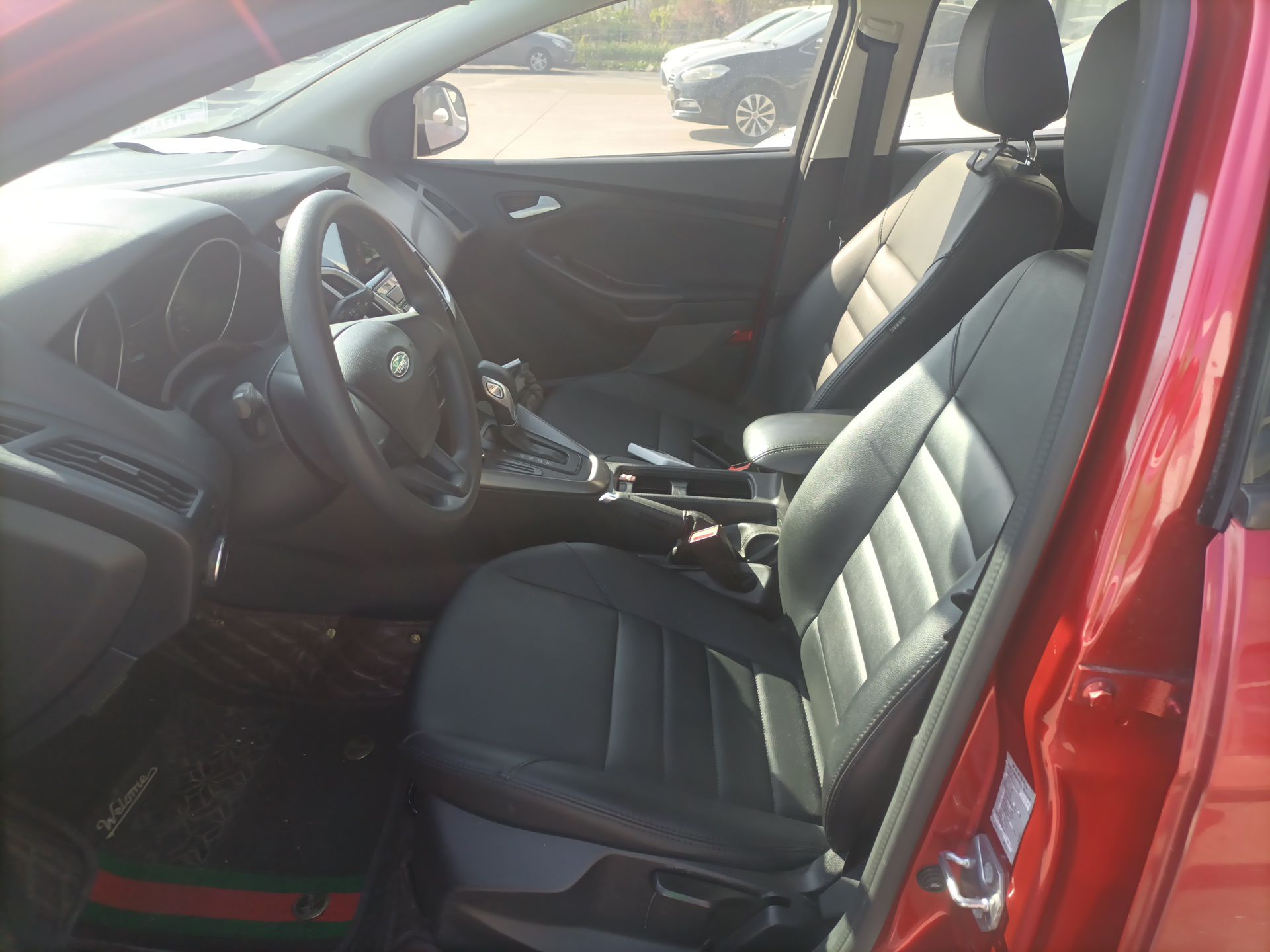 Переднее сиденье в автомобиле