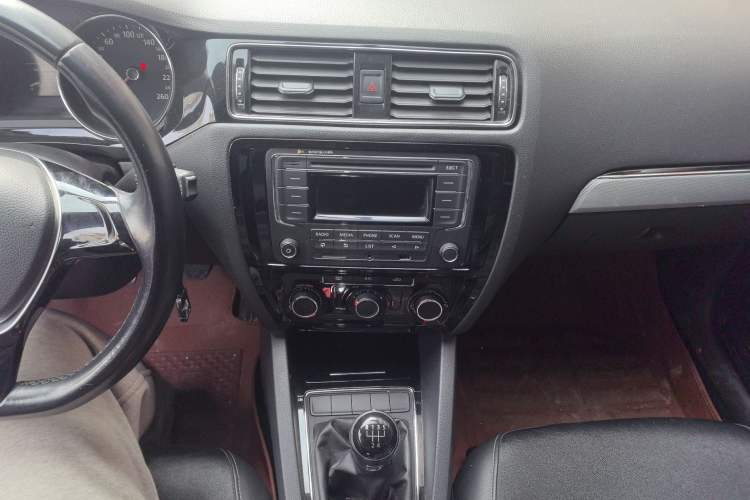 Used Volkswagen Sagitar 2015 1.6L Manual Comfort Model