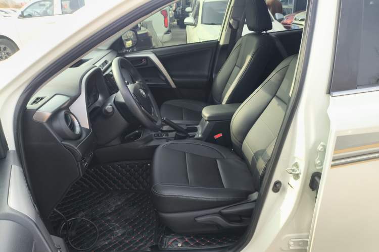 Used Toyota RAV4 2016 2.0L CVT Two-Wheel Drive Fashion Edition China V Standard
