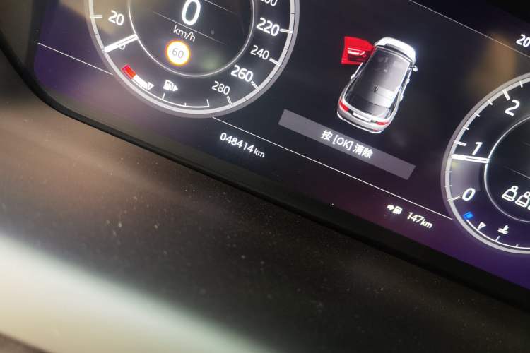 Used Land Rover Discovery Sport 2021 249 PS R-Dynamic S Performance Edition Odometer Close Up