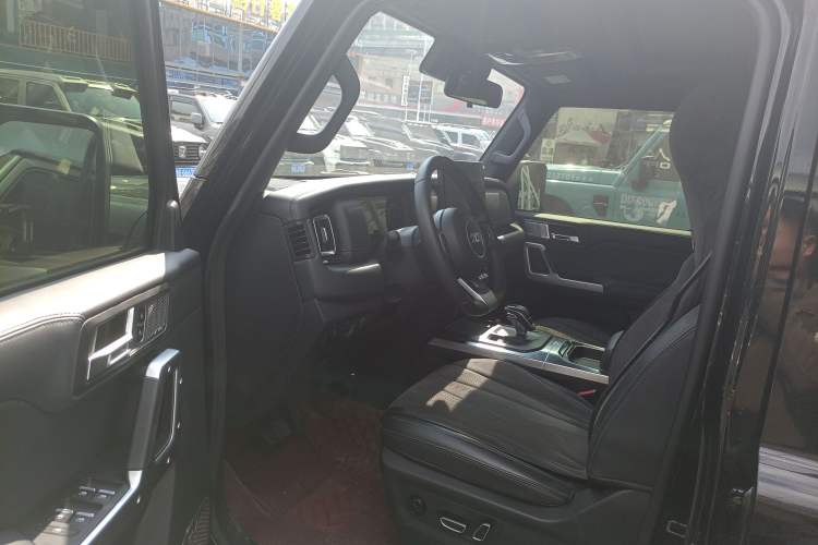 Used 212 T01 2024 2.0T Explorer
