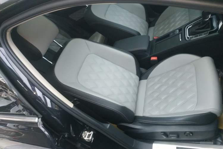 Used Volkswagen Magotan 2023 2 Million Units Limited Edition 330TSI DSG Leading Version
