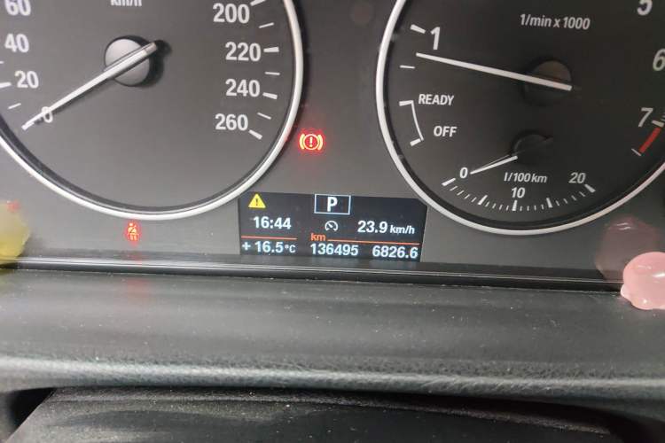 Used BMW 3 Series 2014 320Li Fashion Model Odometer Close Up